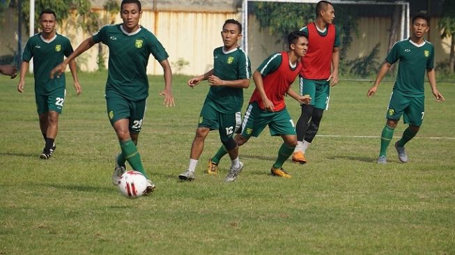 Persebaya masih berlatih seperti biasanya, setelah libur selama 3 hari [Suara.com/Dimas Angga P]