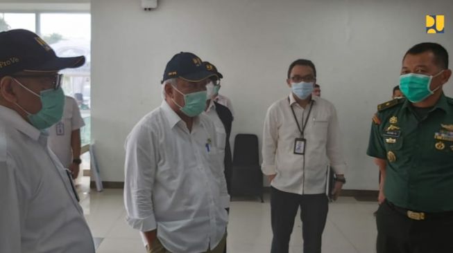 Menteri PUPR Basuki Hadimuljono melakukan sidak lapangan ke Wisma Atlet didampingi Dirjen Perumahan Khalawi AH, Kasdam Jaya, Brigadir Jenderal TNI M. Saleh Mustafa, Direktur Rumah Susun M. Hidayat, dan beberapa Direksi BUMN Karya [Biro Komunikasi Publik Kementerian PUPR] 