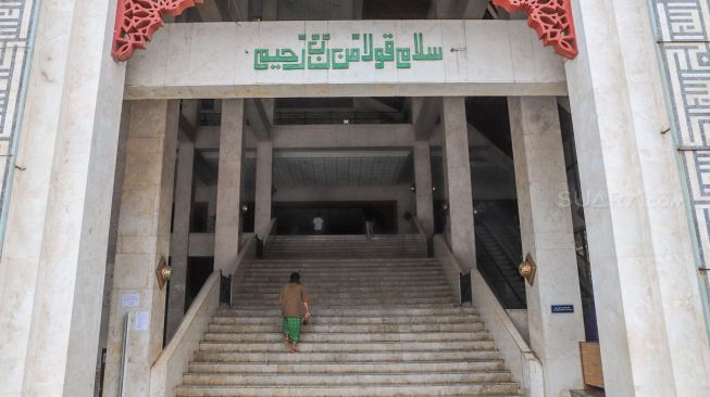 Umat muslim bersiap hendak beribadah Salat Zuhur berjamaah di Masjid Agung At-Tin, Taman Mini, Jakarta Timur, Jumat (20/3). [Suara.com/Alfian Winanto]