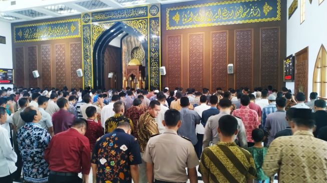 Salat Jumat di Masjid Arif Nurul Huda Polda Jatim pada Jumat (20/3/2020). [Suara.com/Achmad Ali]