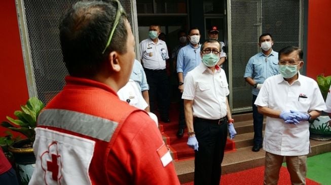 Eks Wapres Jusuf Kalla dan Menkuham Yasonna Laoly Pantau penyemprotan disinfektan di LP Cipinang. (Keterangan Foto: Tim Dokumentasi Jusuf Kalla).