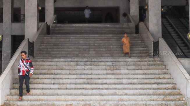 Umat muslim usai beribadah Salat Zuhur berjamaah di Masjid Agung At-Tin, Taman Mini, Jakarta Timur, Jumat (20/3). [Suara.com/Alfian Winanto]