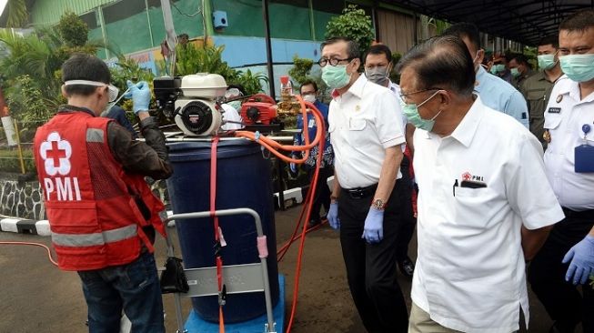 Eks Wapres Jusuf Kalla dan Menkuham Yasonna Laoly Pantau penyemprotan disinfektan di LP Cipinang. (Keterangan Foto: Tim Dokumentasi Jusuf Kalla).