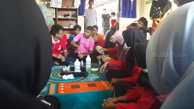 Melihat Siswa Berkebutuhan Khusus Membuat Hand Sanitizer di Gunungkidul