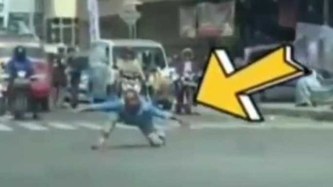 Diduga Terinspirasi Tokoh Naruto, Pria Ini Bertengger di Tengah Jalan