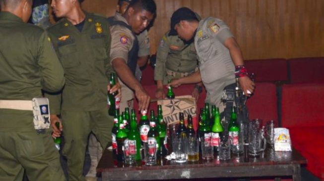 Empat Kafe di Labuhan Haji Dirazia, Ditemukan Miras dan PS