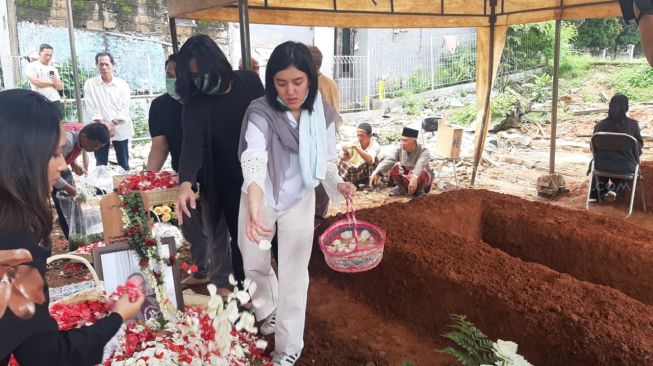 Ify Alyssa saat menabur bunga di atas makam ayahnya, Tubagus Hanafi Soeriaatmadja, di TPU Tanah Kusir, Jakarta [Suara.com/Herwanto]