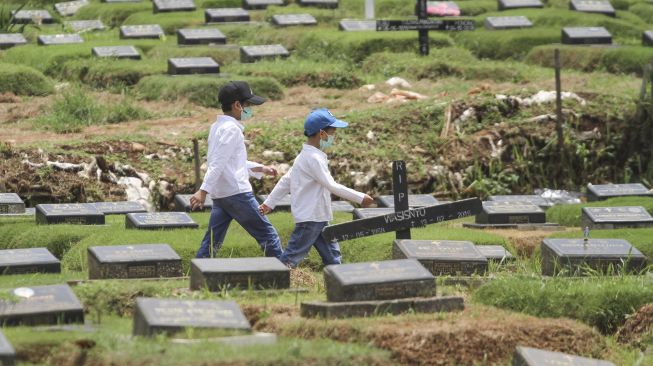 Penggali Kubur Aman Corona, Mayat Dibungkus Berlapis, Peti Dikemas Plastik