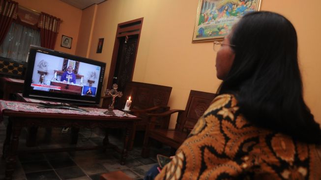 Umat Katolik mengikuti perayaan Misa Mingguan secara daring (online) di Sawit, Boyolali, Jawa Tengah, Sabtu (21/3). [ANTARA FOTO/Aloysius Jarot Nugroho]