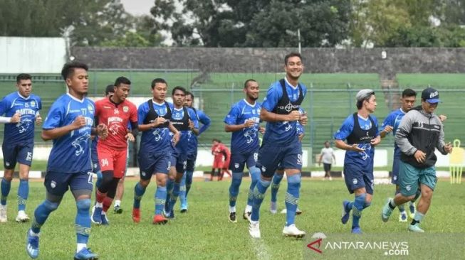 Para pemain Persib Bandung menjalani sesi latihan di Stadion Siliwangi, Kota Bandung. ANTARA/Dok. Persib. 