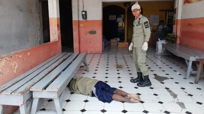 Geger Gelandangan Tewas Mendadak di Agen Bus, Sering Meludah