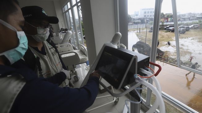 Sejumlah petugas menyiapkan peralatan medis yang akan digunakan untuk Rumah Sakit Darurat penanganan COVID-19 di Wisma Atlet Kemayoran, Jakarta, Minggu (22/3). [Suara.com/Angga Budhiyanto]