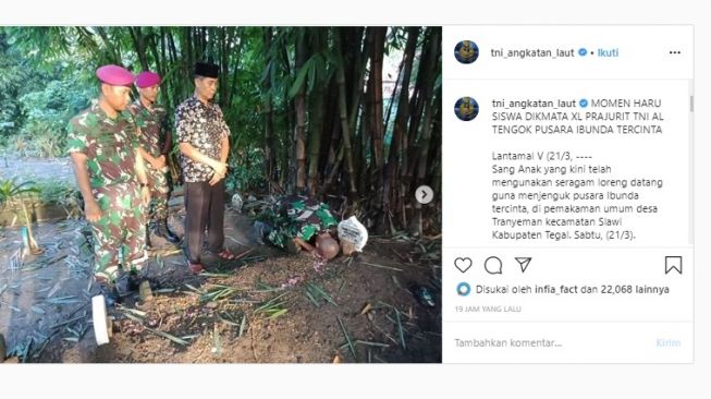 Bahtiar Anggoro, siswa prajurit TNI AL bersujud di kuburan ibunya (instagram/@tni_angkatan_laut)