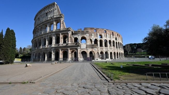 Suasana Colosseum di Kota Roma, Italia di tengah mewabahnya virus corona yang menewaskan ribuan warga di negara itu. (Foto: AFP)