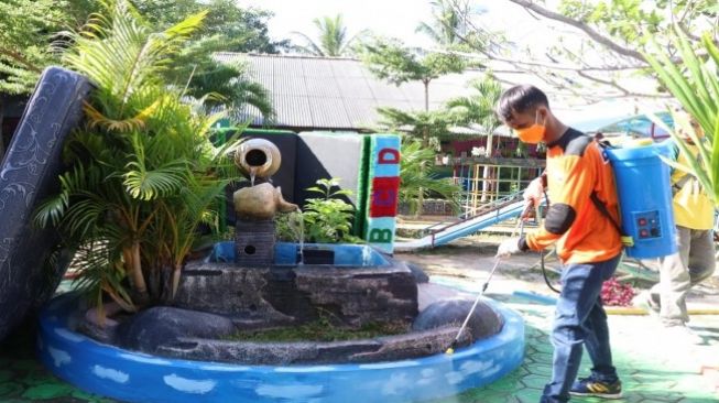 Sekolah Hingga ATM di Kabupaten Bangka Disemprot Cairan Disinfektan