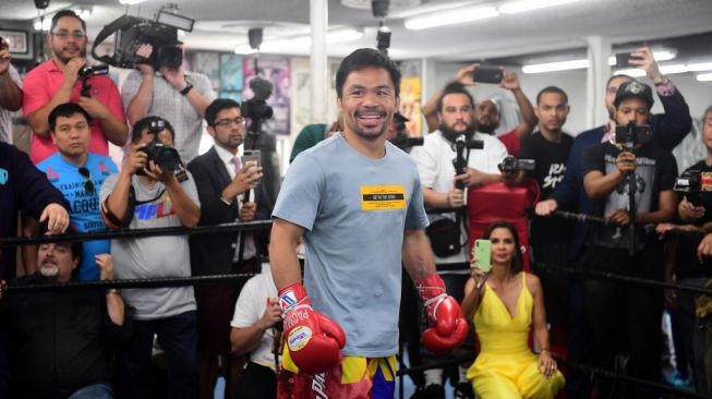 Legenda tinju dunia yang juga senator Filipina, Manny Pacquiao, menggelar latihan terbuka untuk umum. [AFP/Frederic J. Brown]