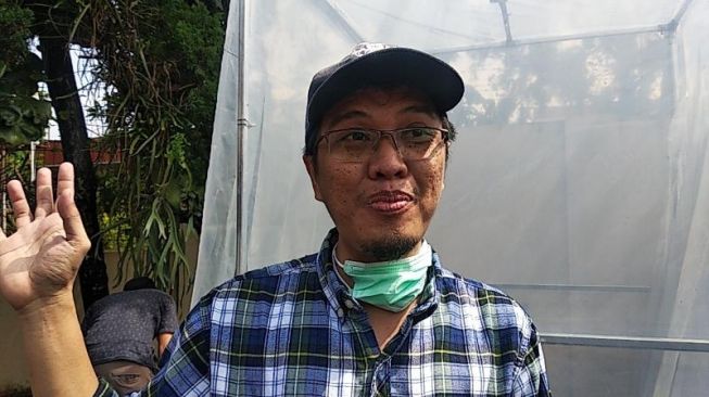 Dosen dan Peneliti Fakultas MIPA UGM, Mardhani Riasetiawan, memberi keterangan kepada wartawan terkait bilik antiseptik ciptaannya di Kantor Ditlantas Polda DIY, Senin (23/3/2020). - (SuaraJogja.id/Muhammad Ilham Baktora)