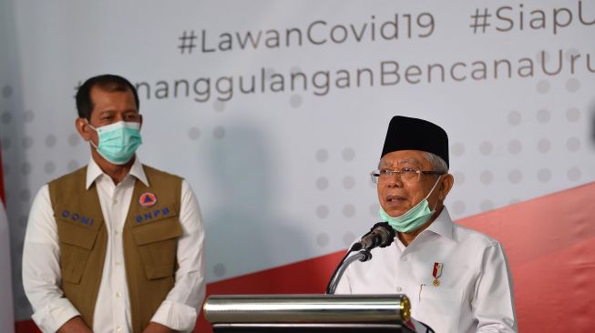 Wakil Presiden Ma'ruf Amin (kanan) didampingi Kepala Badan Nasional Penanggulangan Bencana (BNPB) Doni Monardo menyampaikan keterangan kepada wartawan tentang penanganan virus Corona COVID-19 di Graha BNPB, Jakarta, Senin (23/3). [ANTARA FOTO/Aditya Pradana Putra]
