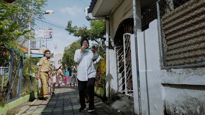 Wali Kota Surabaya Tri Risma Harini memimpin langsung penyemprotan disinfeksi di Kampung Kebangsren Kota Surabaya. [Dok. Humas Pemkot Surabaya]