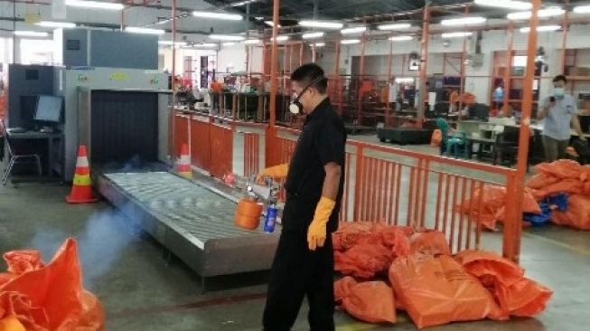 Penyemprotan disinfektan di seluruh area operasi Sentral Pengolahan Pos Surabaya. (Dok : Pos Indonesia)