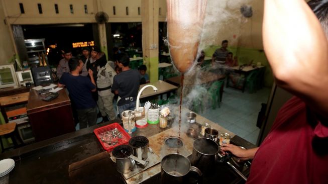 Suasana warung kopi di Banda Aceh, Aceh, Minggu (22/3) malam.  [ANTARA FOTO/Irwansyah Putra]