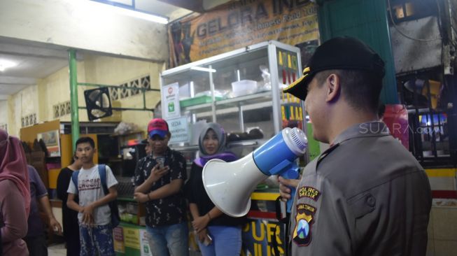 Cegah Penyebaran Corona, Polisi Paksa Tutup Warung Kopi di Gresik