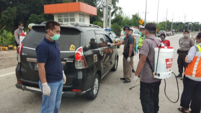 Kendaraan yang Masuk ke Kota Serang Disemprot Disinfektan