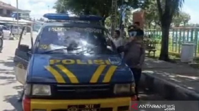 Patroli Polisi Tanah Grogot dalam mengimbau COVID-19 [ANTARA Foto].