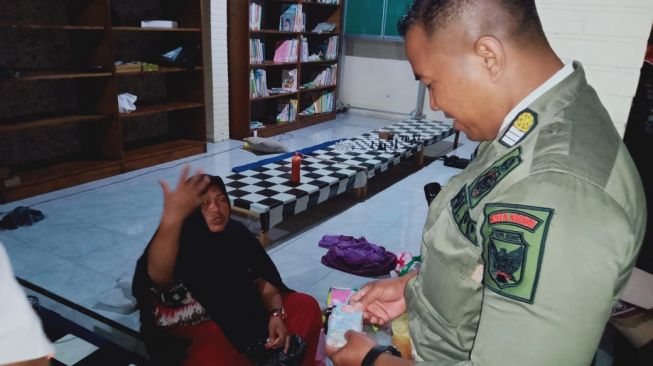 Ibu-ibu Akting Linglung saat Curi Kotak Amal, Bicara Melantur Usai Dicokok