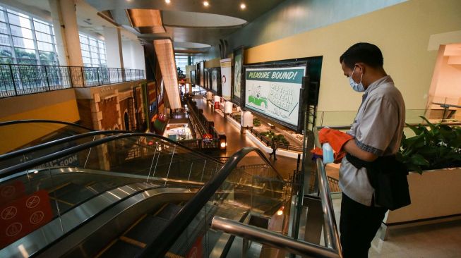 Pekerja membersihkan salah satu area pusat perbelanjaan di Grand Indonesia, Jakarta, Senin (23/3).  [ANTARA FOTO/Rivan Awal Lingga]