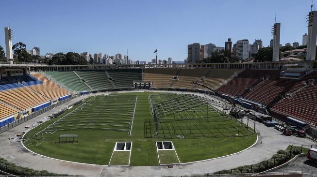 Pembangunan rumah sakit sementara untuk menampung pasien terinfeksi virus Corona COVID-19 di stadion Pacaembu, Sao Paolo, Brasil, Senin (23/3). [AFP/ Nelson Amneida]
