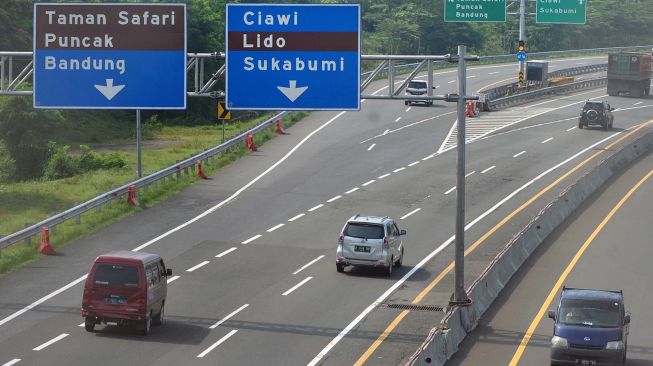 Kendaraan keluar gerbang tol Ciawi menuju jalur wisata Puncak, Kabupaten Bogor, Jawa Barat, Selasa (24/3).[ANTARA FOTO/Arif Firmansyah]