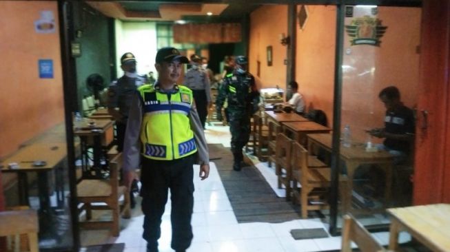 Tentara Ikut Bubarkan Kerumunan Massa di Makassar selama Wabah Corona