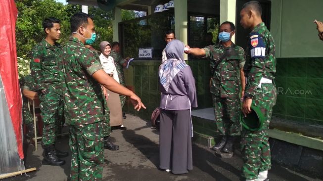 Gercep Lawan Corona, Kodim Kulon Progo Semprot Tamu dengan Disinfektan