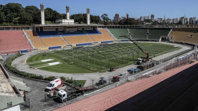 Suasana pembangunan rumah sakit sementara untuk menampung pasien terinfeksi virus Corona COVID-19 di stadion Pacaembu, Sao Paolo, Brasil, Senin (23/3). [AFP/ Nelson Amneida]

