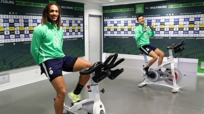 Para pemain VfL Wolfsburg tetap melakoni latihan di tengah pandemi COVID-19. (Laman resmi Wolfsburg]