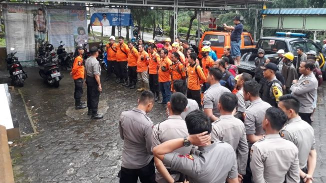 Ngeri! Pemotor Hilang Terseret Banjir hingga Jatuh di Jurang Wonosobo