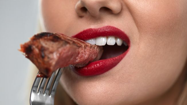 Ilustrasi makan daging. [Shutterstock]