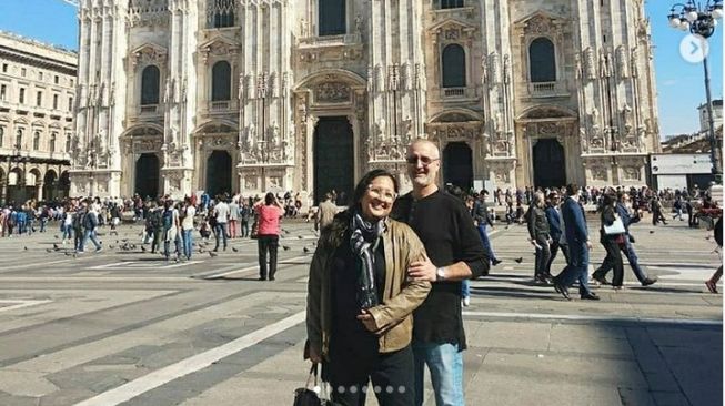 Dewi Irawan dan suaminya, saat berlibur di Italia. [Instagram]