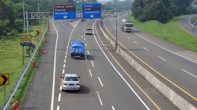 Sejumlah kendaraan keluar gerbang tol Ciawi menuju jalur wisata Puncak, Kabupaten Bogor, Jawa Barat, Selasa (24/3).[ANTARA FOTO/Arif Firmansyah]