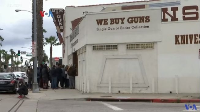 Warga Amerika Antri Beli Senjata Jelang Karantina Wilayah Akibat Corona