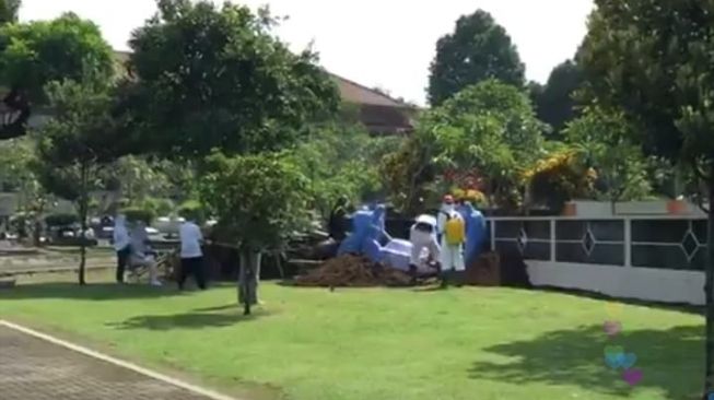 Hadir ke Makam Iwan Dwiprahasto, Pejabat UGM Saksikan Penguburan dari Jauh