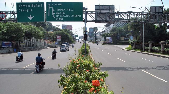 Pengendara motor melewati jalur wisata Puncak, Gadog, Ciawi, Kabupaten Bogor, Jawa Barat, Selasa (24/3). [ANTARA FOTO/Arif Firmansyah]
