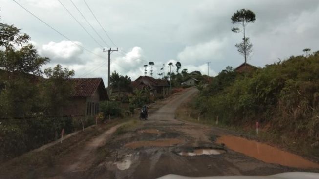 Jalan Penghubung Giham Serengit Lambar Dipenuhi Lubang Menganga
