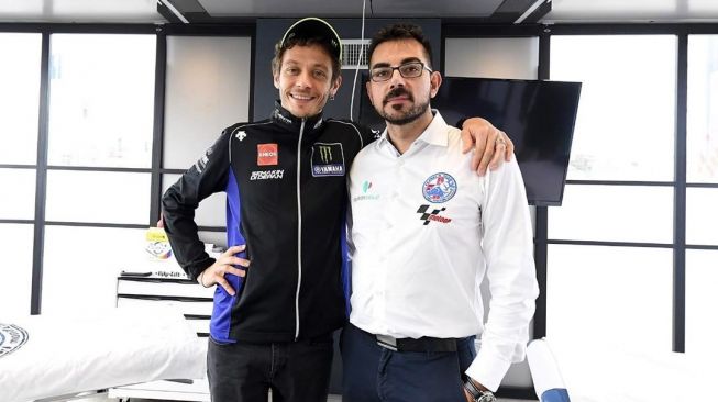 Kepala Staf Dokter MotoGP, Michele Zasa (kanan), berfoto bersama pebalap legendaris asal Italia, Valentino Rossi. [Instagram@clinicamobile]