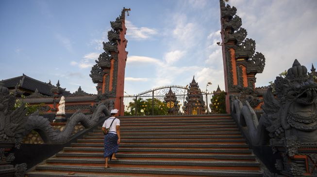 Seorang umat Hindu berjalan menuju tempat persembahyangan di Pura Agung Jagatnatha Wana Kertha, Palu, Sulawesi Tengah, Selasa (24/3). [ANTARAFOTO/Basri Marzuki]