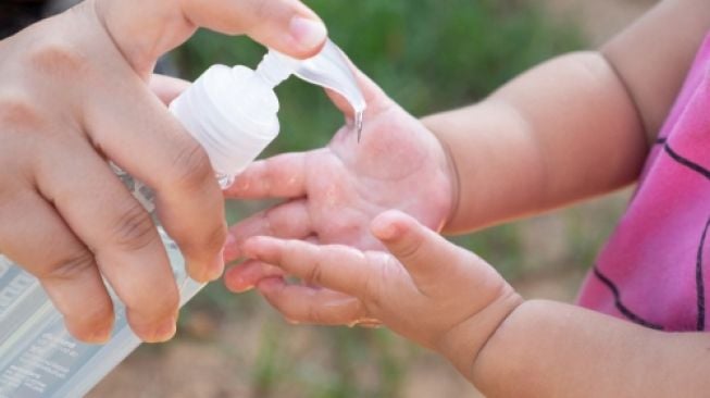Ilustrasi Anak Pakai Hand Sanitizer. (Shutterstock)