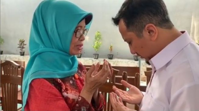 Ustaz Yusuf Mansur dan ibunda Presiden Jokowi, almarhumah Sujiatmi Notomiharjo. [Instagram]