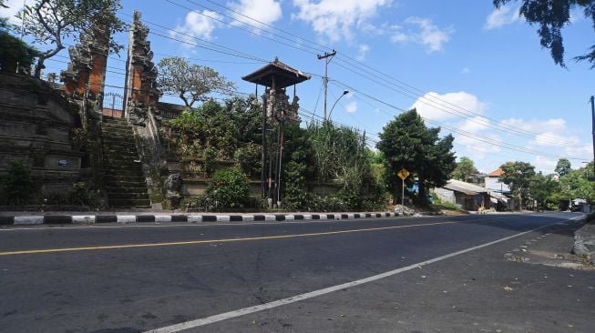 Suasana jalan protokol saat pelaksanaan Hari Raya Nyepi Caka 1942 di Gianyar, Bali, Rabu (25/3). [ANTARA FOTO]