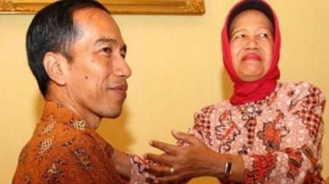 Presiden Jokowi meminta restu ibundanya. (Solopos/dok)